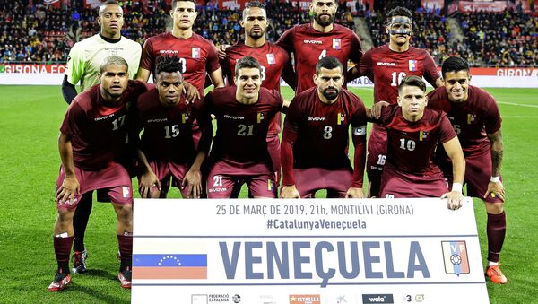 Katalonya ile hazırlık maçı yapan Venezüella Milli Takımı'nın forma yerine üzerine logo ve numara basılmış yürüyüş tişörtleriyle sahaya çıktığı belirtildi. - Sputnik Türkiye