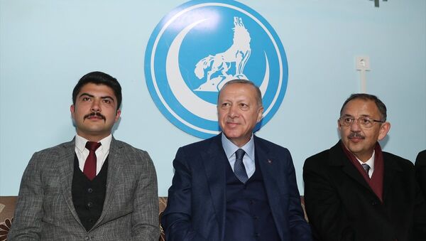 Türkiye Cumhurbaşkanı ve AK Parti Genel Başkanı Recep Tayyip Erdoğan, Ülkü Ocakları Çubuk İlçe Başkanlığını ziyaret etti. - Sputnik Türkiye