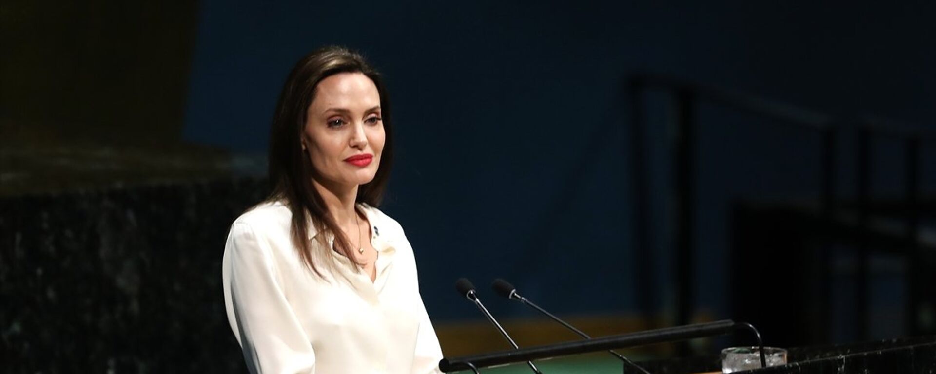 ABD'li ünlü oyuncu ve BM Mülteciler Yüksek Komiserliği İyi Niyet Elçisi Angelina Jolie - Sputnik Türkiye, 1920, 05.09.2021