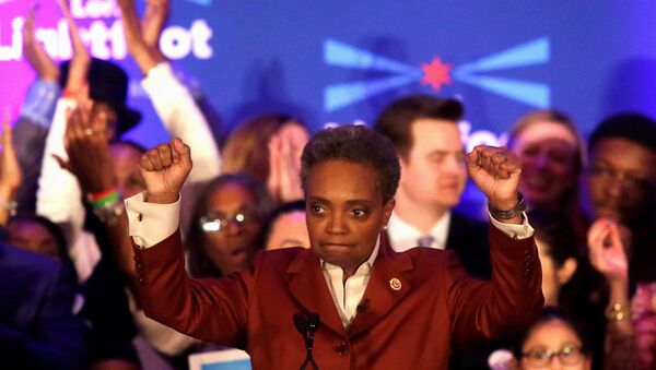 Eski federal savcı Lori Lightfoot, ABD'nin 3. büyük kenti Chicago'nun hem ilk siyah kadın hem de ilk açıkça eşcinsel belediye başkanı oldu. Lightfoot, ezici zaferini taraftarlarıyla birlikte kutladı. - Sputnik Türkiye