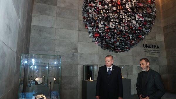 Cumhurbaşkanı Recep Tayyip Erdoğan, yapımı süren Hafıza 15 Temmuz Müzesi'nde incelemelerde bulunarak, yetkililerden çalışmalarla ilgili bilgi aldı. - Sputnik Türkiye