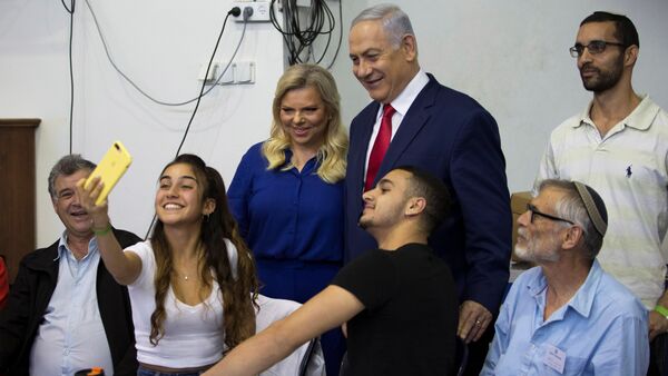 Sara-Benyamin Netanyahu çifti oy kullandıkları seçim merkezinde gençlerle selfie çektirdi. - Sputnik Türkiye