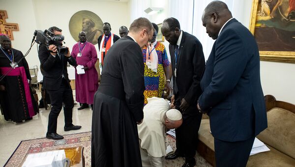 Katoliklerin ruhani lideri Papa Francis, Vatikan'da kabul ettiği Güney Sudan heyetinde bulunan liderlerin ayağını öperek ülkelerinde barışın devam etmesini diledi. - Sputnik Türkiye