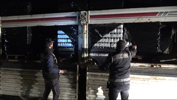 Gaziantep'te bir tırda 22 ton 239 litre sahte içki ele geçirildi, sürücü tutuklandı - Sputnik Türkiye