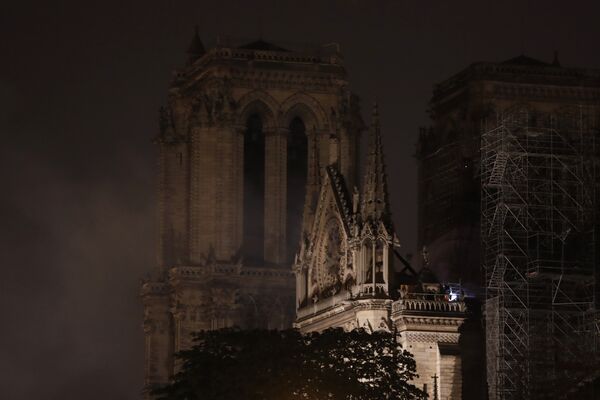 Fransa İçişleri Bakanı Laurent Nunez, yaptığı açıklamada, Yangının yoğunluğu azaldı. Notre Dame'ın ana yapısı ve özellikle kuzey çan kulesinin kurtarıldığını düşünebilirsiniz dedi. Nunez, yangının nedeninin henüz bilinmediğini kaydetti. - Sputnik Türkiye