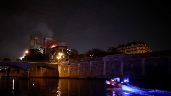Paris'teki Notre Dame Katedrali'nde çıkan yangın yaklaşık 8.5 saat sonra söndürüldü - Sputnik Türkiye