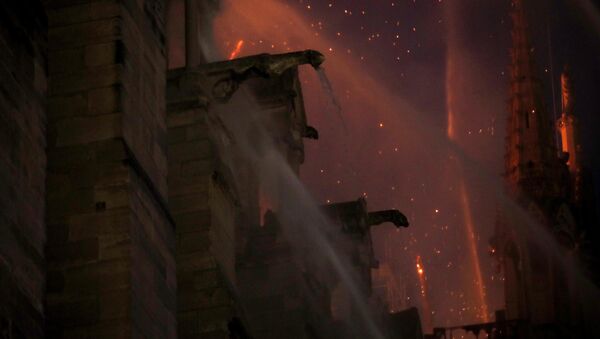 Notre Dame Katedrali'ndeki yangın sırasında, Victor Hugo'nun 'Notre Dame'ın Kamburu' romanında gargoyle heykelleri aşağıya ateş yağmurları kusuyordu  diye tasvir ettiği yangın sahnesi de akıllara geldi. - Sputnik Türkiye