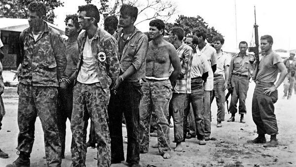 ABD'nin Nisan 1961'de Domuzlar Körfezine çıkardığı askeri eğitimli-silahlı Kübalı sürgünler gücü, 3 günlük çatışmaların ardından Küba devrimci güçlerine teslim olurken... - Sputnik Türkiye