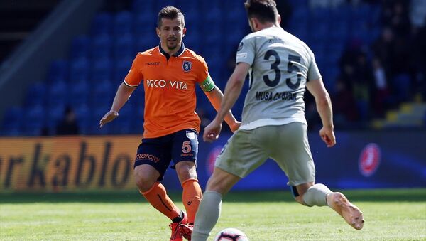 Medipol Başakşehir'den Emre Belözoğlu, Çaykur Rizespor maçında yine hakemle girdiği tartışmalarla gündem oldu. - Sputnik Türkiye
