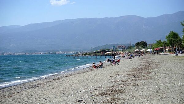 Kuzey Ege'nin turizm merkezlerinden Edremit Körfezi'nde deniz sezonunu açanlar denize girdi. - Sputnik Türkiye