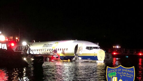 ABD'nin Florida eyaletine iniş yapan Boeing 737 tipi bir uçak, pistten çıkarak nehre sürüklendi.  - Sputnik Türkiye
