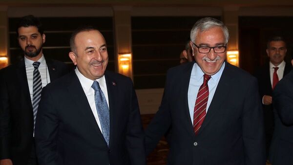 Dışişleri Bakanı Mevlüt Çavuşoğlu ve Kuzey Kıbrıs Cumhurbaşkanı Mustafa Akıncı - Sputnik Türkiye