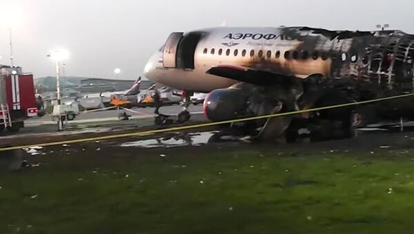  Moskova-Murmansk seferini yaparken acil iniş yapan ve çıkan yangında 41 kişiye mezar olan Rus Aeroflot Havayolları’na ait Sukhoi Superjet-100 - Sputnik Türkiye