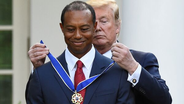Trump, Beyaz Saray'da düzenlediği törenle Woods'u Başkanlık Özgürlük Madalyası'yla ödüllendirdi. - Sputnik Türkiye
