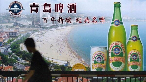 Çin'in Qingdao (Tsingtao) kentind plaj manzarasıyla reklamı yapılan Tsingtao birasının reklamı - Sputnik Türkiye