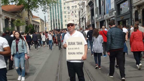 Kendi mezar taşıyla Taksim'de dolaştı: Mezar yeri alamadım daha - Sputnik Türkiye