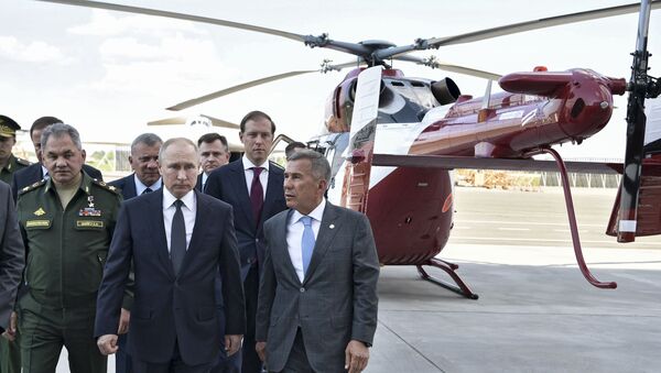Rusya Devlet Başkanı Vladimir Putin, Kazan’da Rus ordusunun yeni uçak ve helikopterlerini inceledi.  - Sputnik Türkiye