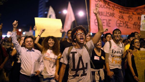 Brezilya öğrenciler ve öğretmenler hükümetin temel eğitim ve yükseköğretimdeki kesintilerini birçok şehirde protesto etti. - Sputnik Türkiye