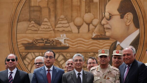 Mısır Cumhurbaşkanı Abdülfettah Sisi'nin gravürlerinin işlendiği Çok Yaşa Mısır isimli asma köprünün açılışına Sisi, Başbakan Mustafa Madbuli, bakanlar ve komutanlar toplu halde katıldı. - Sputnik Türkiye