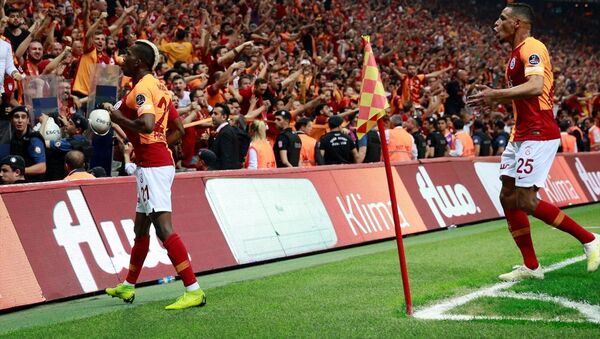 Spor Toto Süper Lig'de Galatasaray ile Medipol Başakşehir, Türk Telekom Stadı'nda karşı karşıya geldi. Galatasaray’ın golünü atan Henry Onyekuru gol sevincini takım arkadaşlarıyla paylaştı. - Sputnik Türkiye