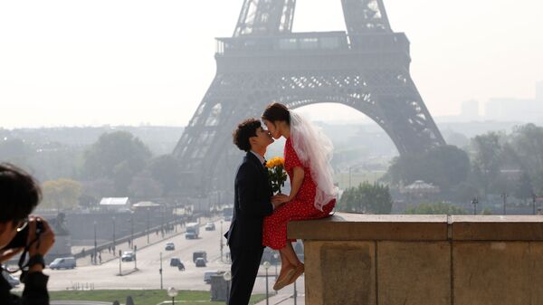 Paris manzarası: Eyfel'e bakan Trocadero'da öpüşen bir çift - Sputnik Türkiye