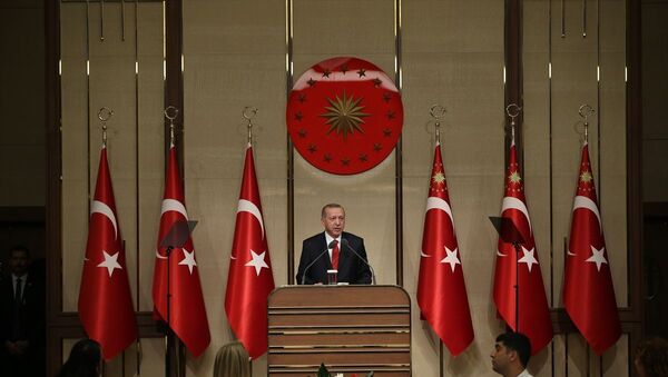 Cumhurbaşkanı Recep Tayyip Erdoğan, Cumhurbaşkanlığı Külliyesi Sergi Salonu'nda eğitim çalışanlarıyla iftarda bir araya geldi. - Sputnik Türkiye