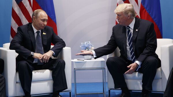 Rusya Devlet Başkanı Vladimir Putin ve ABD Başkanı Donald Trump 2017’de Hamburg’da gerçekleştirilen G20 zirvesi kapsamında ilk kez yüz yüze görüştü. - Sputnik Türkiye