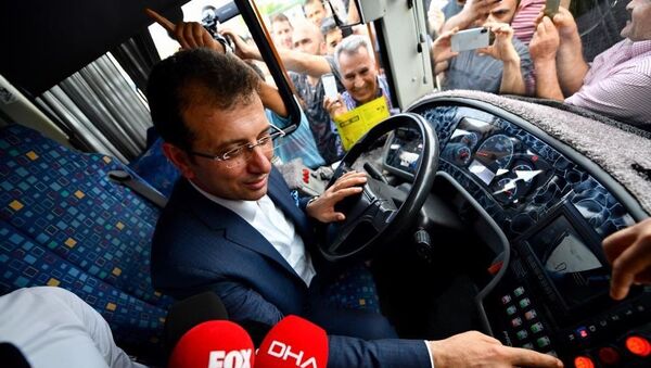 Otobüsçülerle buluşan İmamoğlu, 500T hattının direksiyonuna geçti - Sputnik Türkiye
