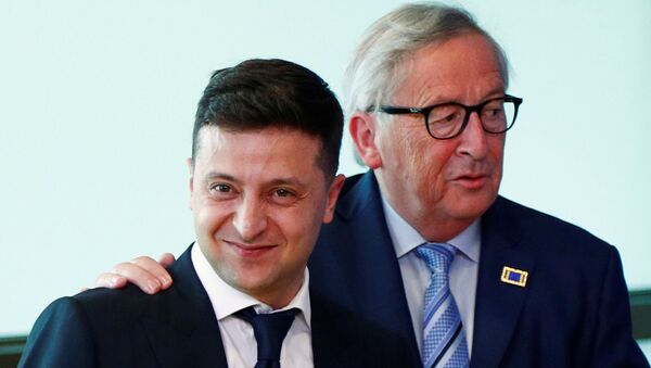 Ukrayna devlet başkanı seçilmesinden 1.5 ay sonra Brüksel'e giden Zelenskiy, Avrupa Komisyonu Başkanı Juncker tarafından samimi şekilde karşılandı. - Sputnik Türkiye