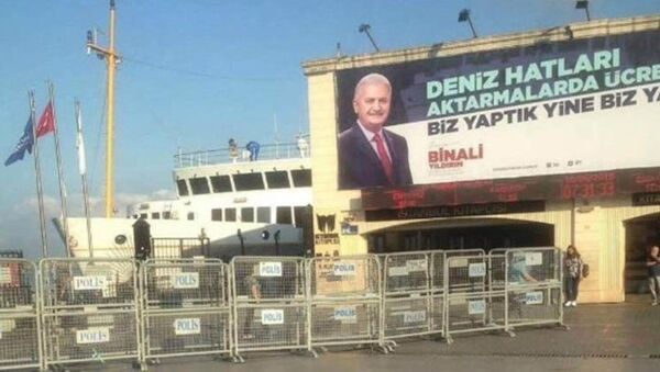 Binali Yıldırım'ın Kadıköy iskelesine asılan afişi  - Sputnik Türkiye