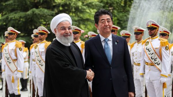 ran Cumhurbaşkanı Hasan Ruhani ve Japonya Başbakanı Abe Şinzo - Sputnik Türkiye
