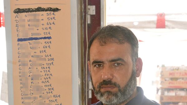 Kahramanmaraş'ın Afşin ilçesinde manav Ahmet Özdemir, borcunu ödemeyen müşterilerinin isimlerini borçlarıyla birlikte bir liste yapıp herkesin görebileceği şekilde iş yerinin duvarına astı. - Sputnik Türkiye