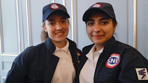 'Service national universel' (SNU)  programına katılan gençler, Fransa Eğitim Bakanlığı'nda ağırlandı. - Sputnik Türkiye