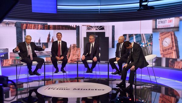 İngiltere'de iktidardaki Muhafazakar Parti'nin liderlik yarışını önde götüren eski Dışişleri Bakanı Boris Johnson diğer adaylarla tartışma programına katıldı. - Sputnik Türkiye