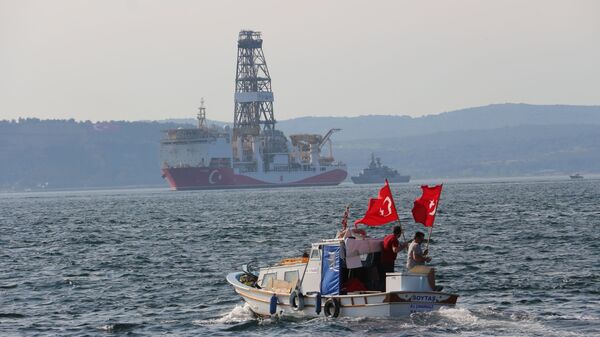 Doğu Akdeniz'de petrol ve doğal gaz arama faaliyetlerine başlamak için Kocaeli'nden yola çıkan Yavuz sondaj gemisi Çanakkale Boğazı'ndan geçti.  - Sputnik Türkiye