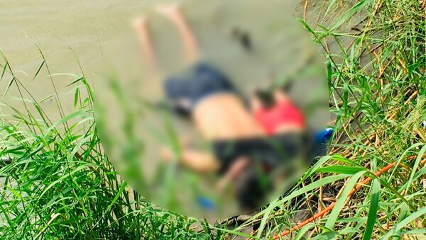 El Salvadorlu Oscar Alberto Martinez Ramirez ve 23 aylık kızı Valeria, Meksika ile ABD'yi ayıran Rio Bravo nehri üzerinden ABD'ye geçerken yaşamını yitirdi.  - Sputnik Türkiye