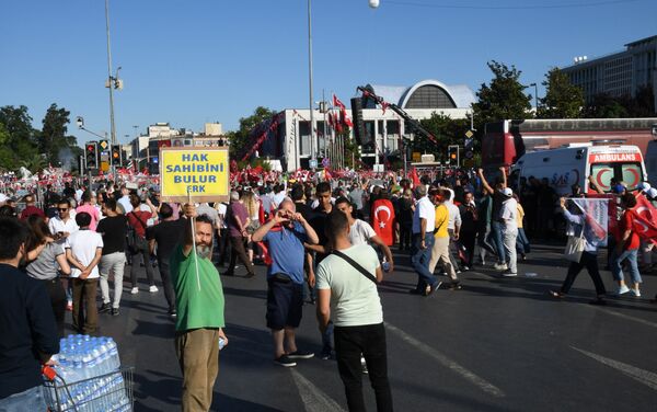  Belediye Başkanlığı binasının önünde İmamoğlu'nu dinleyen vatandaşlar - Sputnik Türkiye