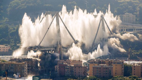 İtalya'nın Cenova şehrindeki dev Morandi Köprüsünün kalıntıları kontrollü bir şekilde yıkıldı. - Sputnik Türkiye