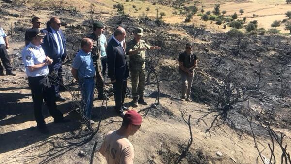 Kuzey Kıbrıs Başbakanı Ersin Tatar, başkent Lefkoşa ve Girne arasındaki Taşkent köyü yakınlarına dün düşen cisme ilişkin incelemelerde bulundu - Sputnik Türkiye