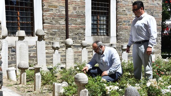 600 yıllık külliyedeki mezar taşlarını kırmışlar - Sputnik Türkiye