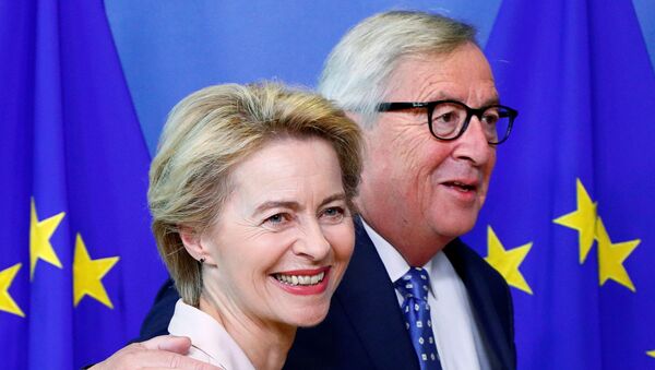 Avrupa Komisyonu Başkanı atanmasına karar verilen Ursula von der Leyen ile selefi Jean-Claude Juncker (sağda) - Sputnik Türkiye