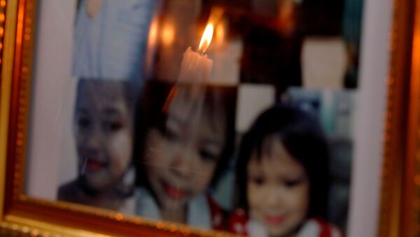 Cenaze töreninde 3 yaşındaki Myca Ulpina'nın fotoğrafları önünde mum ışığı yanarken - Sputnik Türkiye