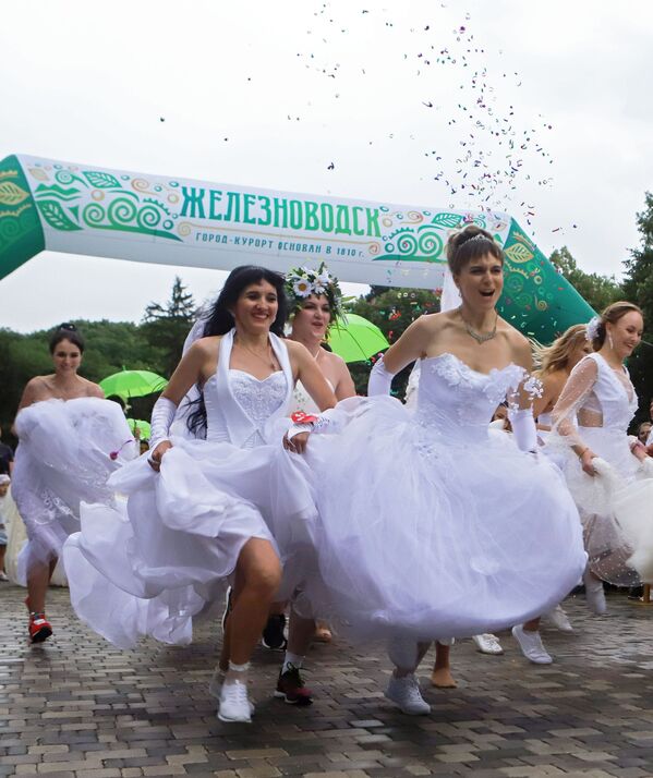 Gelin Yarışı, 8 Temmuzda Rusyada kutlanan Sevgi, Aile ve Sadakat Günü kutlamaları kapsamında düzenlendi. - Sputnik Türkiye