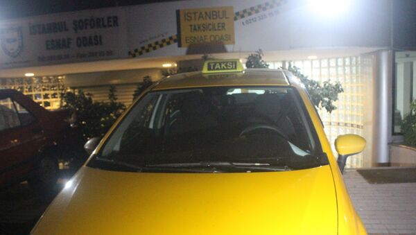 Kısa mesafeyi duyunca yolcuyu araçtan indirmeye çalışan taksici meslekten ihraç edildi - Sputnik Türkiye