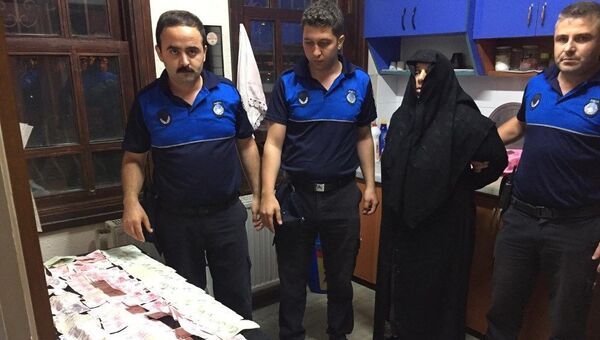 Bursa'da zabıta ve polis ekiplerinin Kültürpark'ta gözaltına aldığı kadının üzerinden 18 bin 205 lira çıktı  - Sputnik Türkiye
