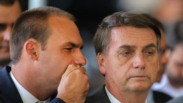 Brezilya Devlet Başkanı Jair Bolsonaro ve oğlu Eduardo Bolsonaro - Sputnik Türkiye