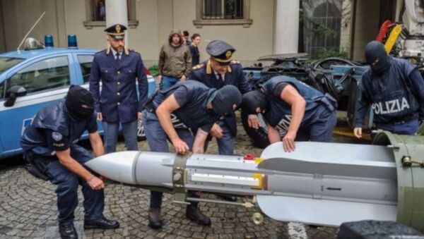 İtalya'da neo-Nazi gruplara operasyon: Füze dahil çok sayıda savaş silahı ele geçirildi - Sputnik Türkiye