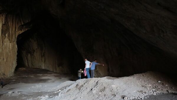 8 bin yıllık antik mağaralarda büyük tahribat: Kaçak kazılar, hafriyat ve çöp yığını - Sputnik Türkiye