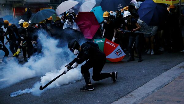 Hong Kong'da Çin İrtibat Bürosu'na yürüyen protestocularla polis arasında şiddetli çatışmalar çıktı - Sputnik Türkiye