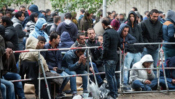 Berlin eyaletinin Sağlık ve Sosyal Yardım Ofisi önünde bekleyen sığınmacılarla göçmenler (2015) - Sputnik Türkiye